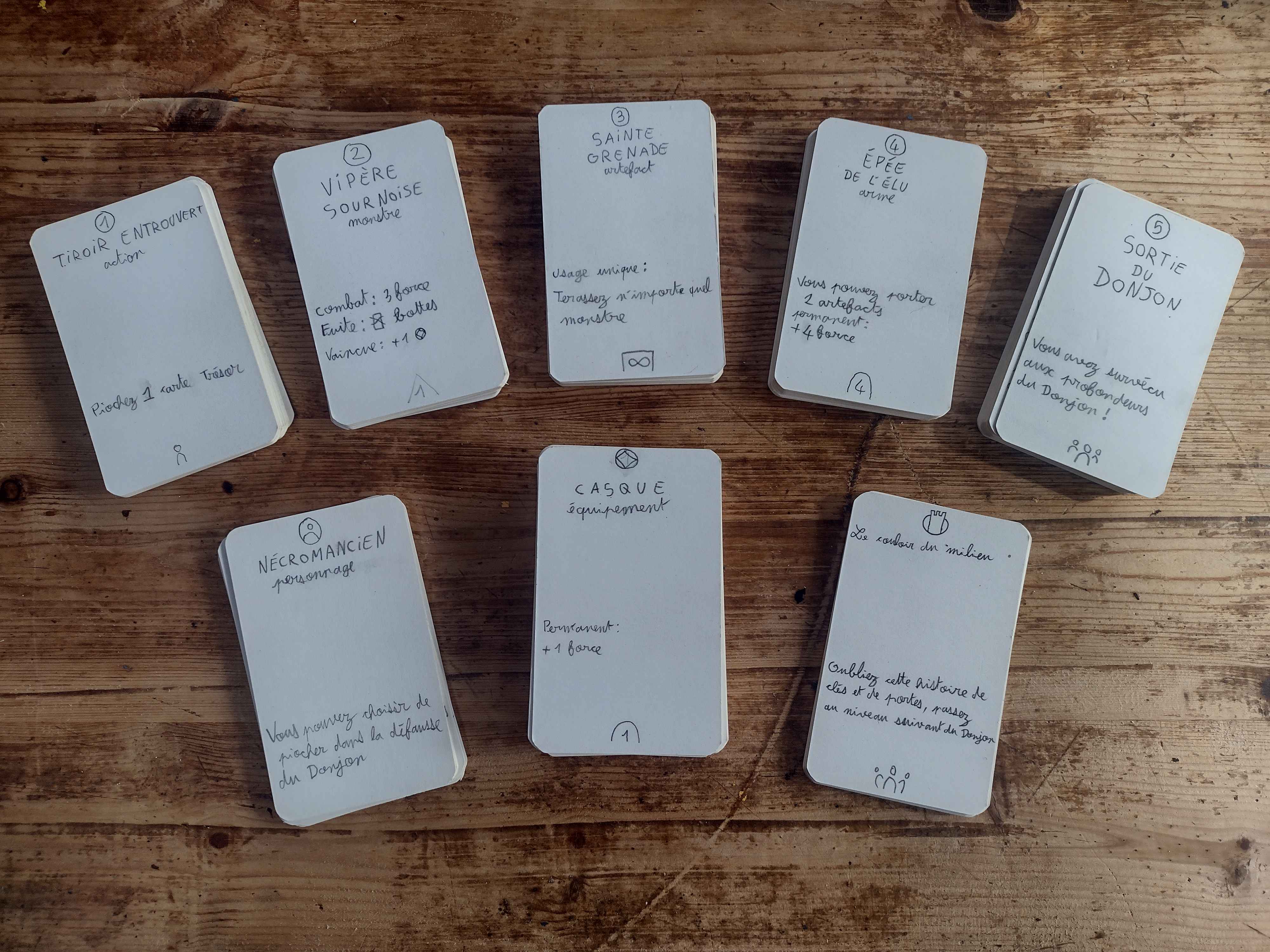 les 8 piles de cartes
